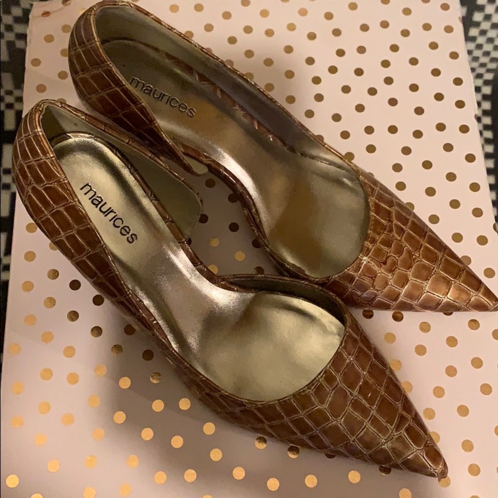 Farah pumps, sold by Maurices.